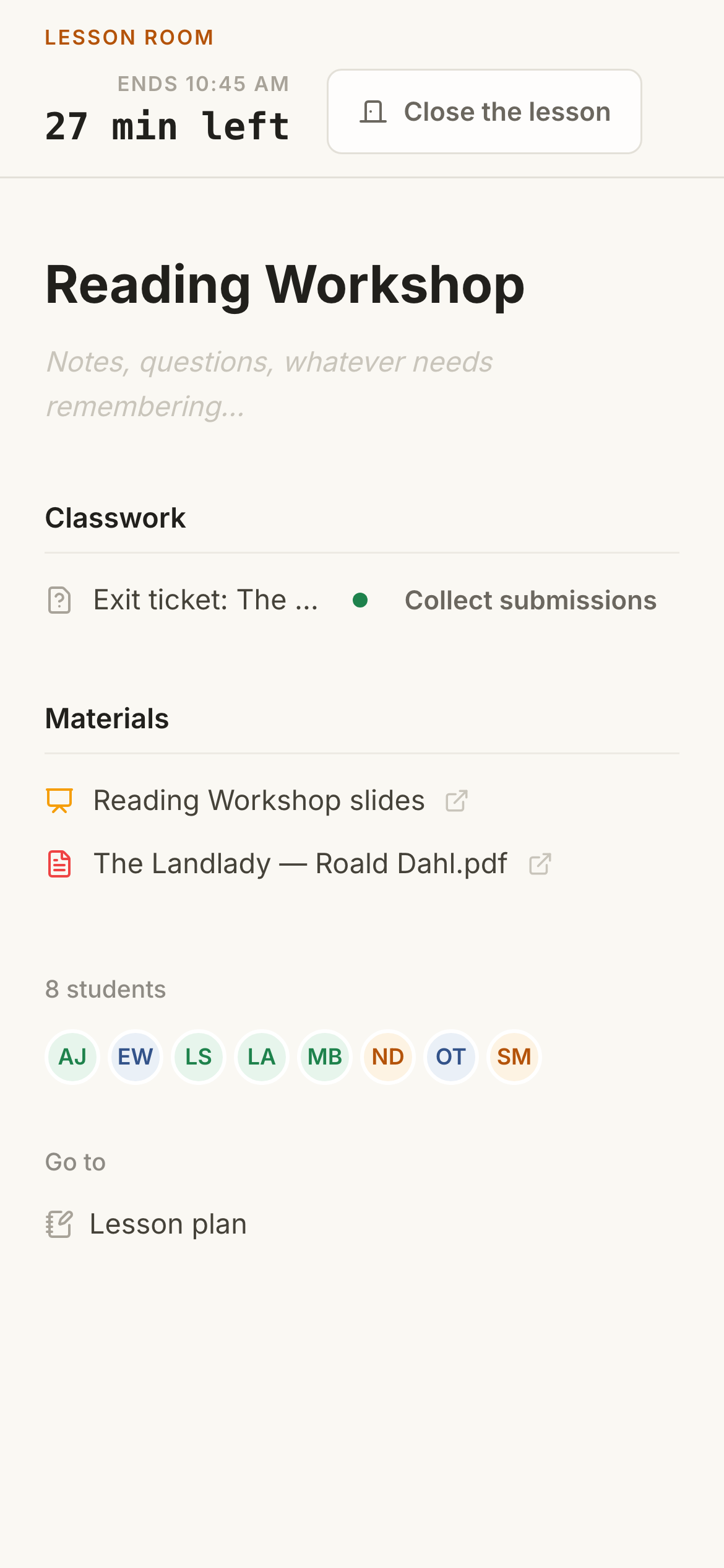 A running lesson room on the phone: minutes left, classwork, materials and the students who joined